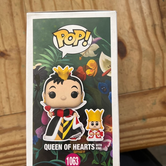 Queen of Hearts With King Funko Pop - Picture 4 of 4